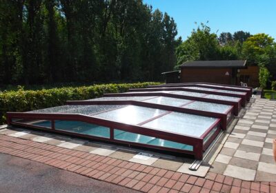 Abri-de-piscine-bas-telescopique-de-couleur-bordeaux-pose-en-Charente-maritime-17